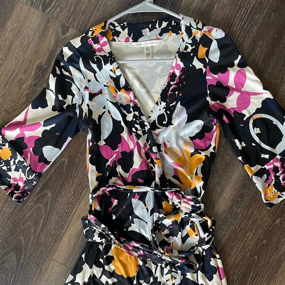 Diane Von Furstenberg Dresses & Skirts - DVF wrap dress. Size 4.